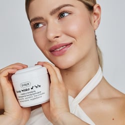 Natürliches Hautbild im Fokus – ideal für Beauty- und Hautpflegekampagnen.