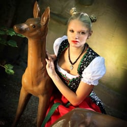 Dirndl-Mode im Märchenpark