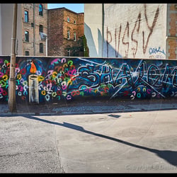 Shalom – Graffito mit Händen und Kerze auf der anderen Seite der Strasse gegenüber der Synagoge