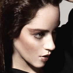 Sabrina- Jacke, Bluse und Rock: Margarete Arngold, Ring und Kette: H&M, Schuhe: Bellucci