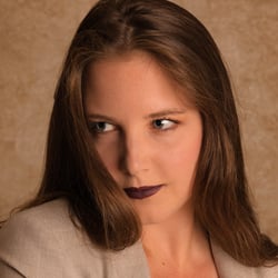 Portrait – Fotoshooting mit Fotomodell in privaten Fotostudio