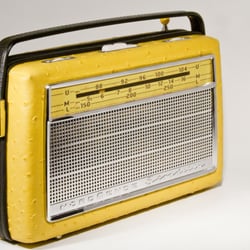 Nordmende Stradella | Kunstleder Babystraußenoptik & Echtleder (Fanradio)