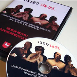 EIN HERZ. EIN ZIEL. | Kampagne Anti-Rassismus-Spot | Plakat, DVD, CityCards