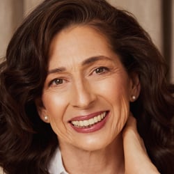 Authentisches Best-Ager-Commercial-Portrait für Sedcards und Werbekampagnen mit natürlicher und sympathischer Ausstrahlung