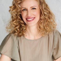 Freundliches Commercial-Portrait für Modelportfolios mit vielseitiger Ausstrahlung für Casting und Werbeproduktionen