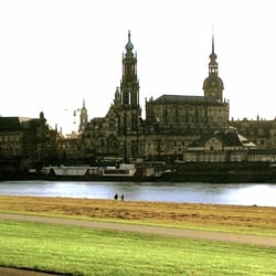 Die Altstadtsilhouette vom Elbe_Ufer gesehen