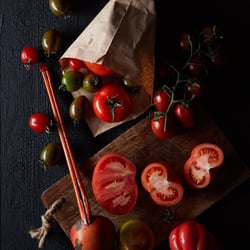 Marius Prions Photo FOOD / Tomaten, verkohltes Holz