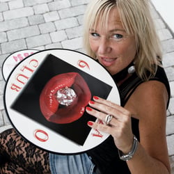 DJane Simoné mit zwei Schallplatten