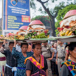 hamburstories-pura-lingsar-bali-opfergaben-frauen