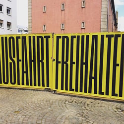 Gestaltung des Bauzauns am Ettinghausenplatz, Frankfurt-Höchst, Ansicht des Banners am Tor auf der Westseite