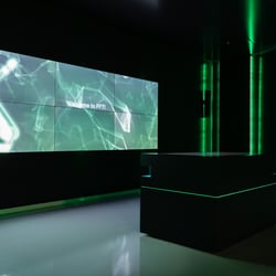 Showroom Design mit Beleuchtung und spiegelnden Oberflächen