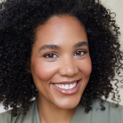 Natürliches Commercial-Headshot mit authentischer Ausstrahlung für internationale Werbekampagnen und Modelportfolios