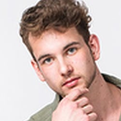 Sedcard Shooting Model KR Hamburg Sitzen