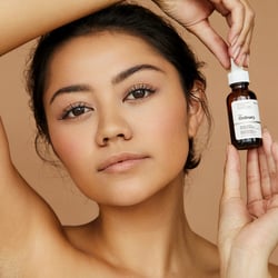 Natürliches Hautbild im Fokus – ideal für Beauty- und Hautpflegekampagnen.