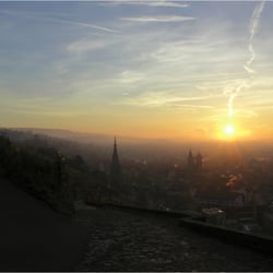 Ein Neuer Tag bricht an. Unten die Stadt Esslingen.
