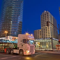 Transport eines vorgefertigten Pool-Beckens zum Soho House Berlin