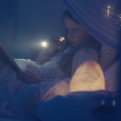 Nachts heimlich Bücher lesen