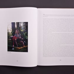 Ausstellungskatalog „Earth Laughs in Flowers“