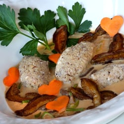 Haselnussnockerl in Steinpilzcreme