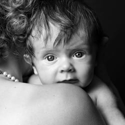 baby mamas schulter, schwarzweissfoto