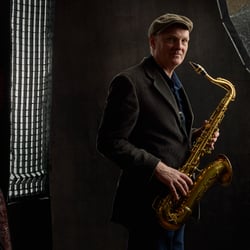 Saxophonist im Fotostudio mit Lichtsetup