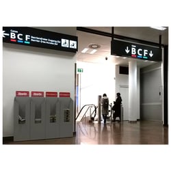 Zeitungsdispenser am Flughafen Wien