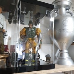 Beispiel einer Eigenbau Vitrine Acrylglas / 3D Druck Pokal für Privatnutzung