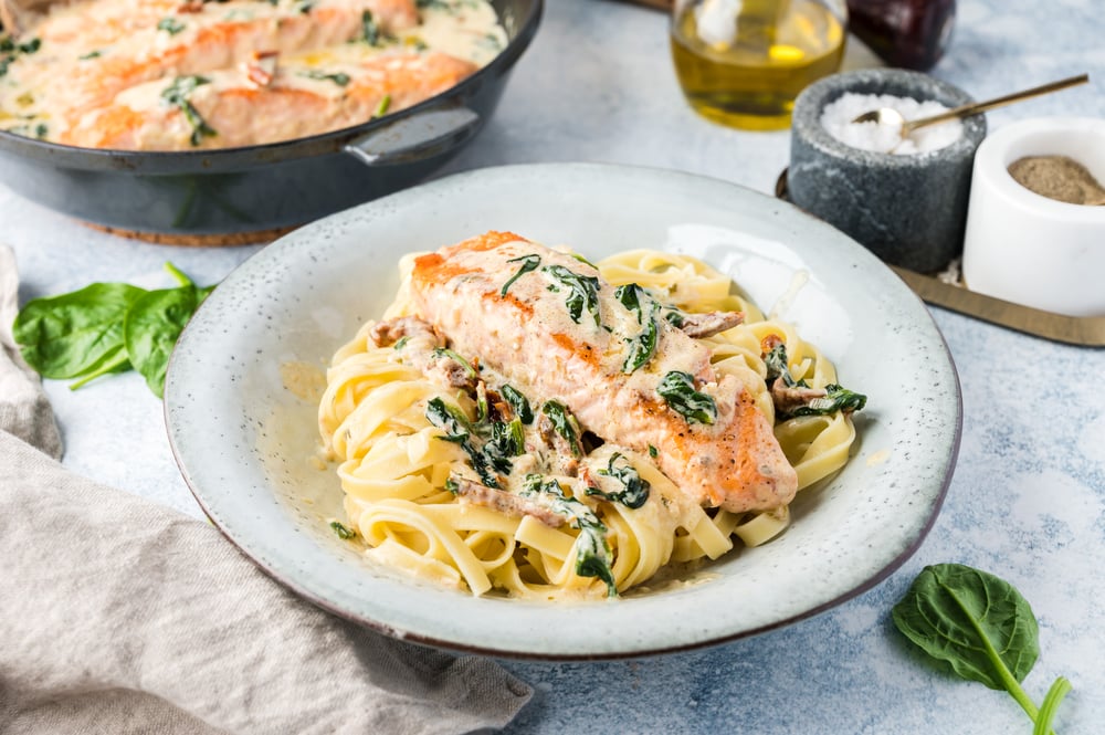 Lachs mit Spinat auf Pasta