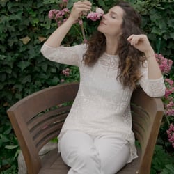 Portrait 3 – Sita Ziegler-Robert mit Rose