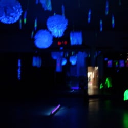 Rauminstallation im Schwarzlicht/ Für die Ausstellung „swamp“ in Hamburg/Moorburg