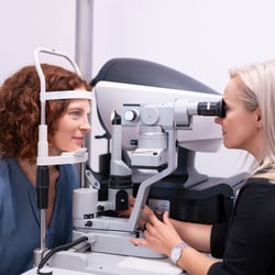 businessfoto-augenoptikerin-augenuntersuchung-ulrich-roth