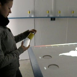 Eine Besucherin studiert die Gebrauchsanleitung auf der WORLDWATER-Flasche