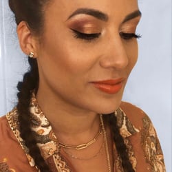 Haare und Make-up an der schönen Bloggerin Fara 