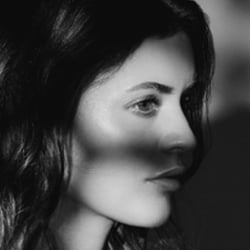 https://maisonmusitowski.com/maya-hardenbecker/#