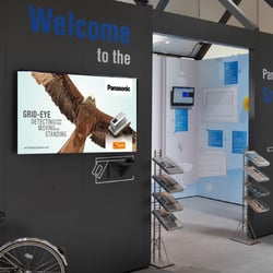 Das Anzeigenmotiv auf dem Touchscreen auf dem Messestand