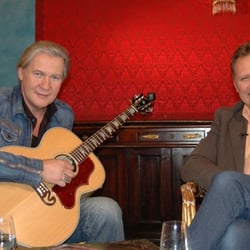 Moderator Benny Schnier mit Talkgast Johnny Logan