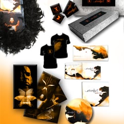Metallbox mit Digipak, Federboa, Sticker, Shirtgutschein, Poster • Manche Engel (Eisenlust)