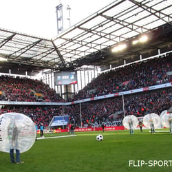Loopyball Spieler beim Bubble Soccer – 1FC Köln Rheinenergie Stadion