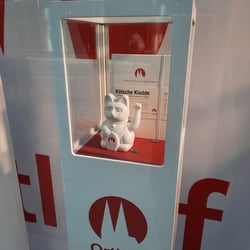Schaufenster Detail 1: „Ortloffs Kölsche Produkte“ in Weiß
