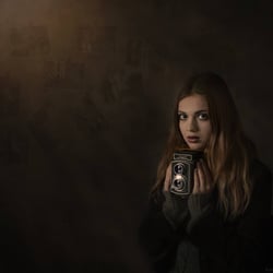 Frau im Haus mit der alten Kamera