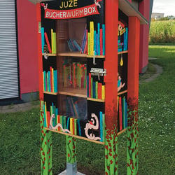 Bücherwurm Box am Jugendzentrum Sindorf