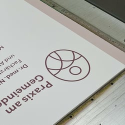 Produktion beim Schilderdrucker – Corporate Design für Arztpraxis am Gemeindepark
