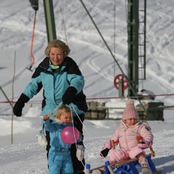Beatrix I, Königin der Niederlande mit Enkelkindern in Lech am Arlberg