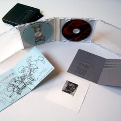 3“ CD Doppelbox, mit Papierhülle, limitierter Radierung und Aufkleber. Siebdruck auf Papier