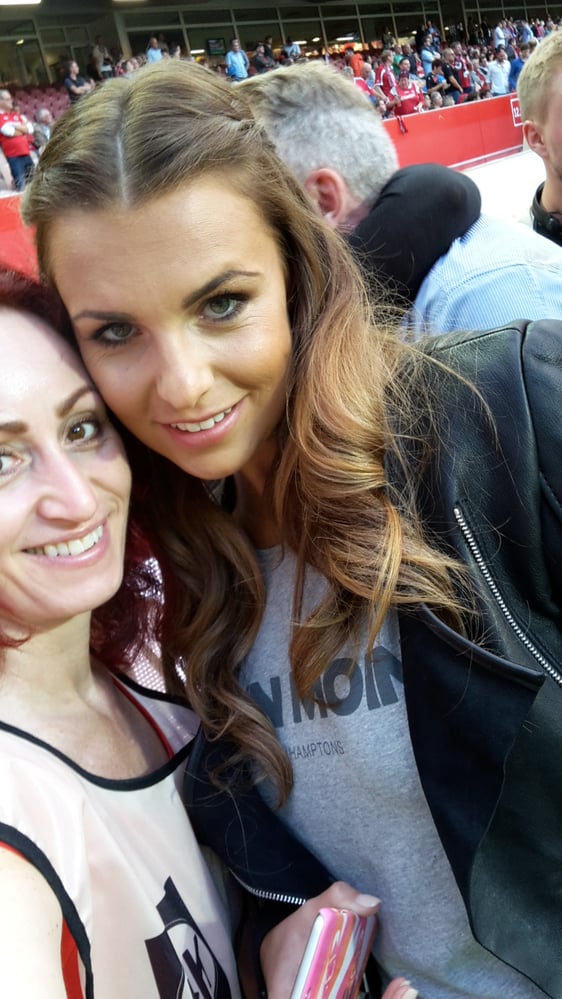 Mit Moderatorin Laura Wontorra