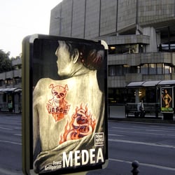 »Medea«, Premierencitylightplakat für das Leipziger Schauspielhaus