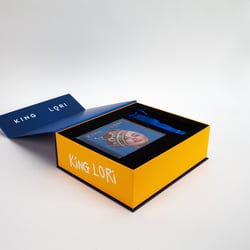 King Lori – Albumbox Inhalt