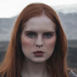 Model mit Kette II