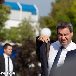 Markus Soeder steigt aus dem Auto und zieht sich sein Jacket an.