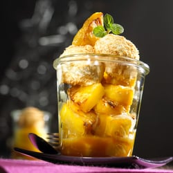 Karamellisierte Ananas mit Kokos-Eis